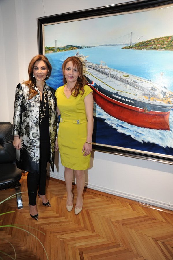 AYSEN CAN IN SERGISI SANATSEVERLERLE BULUSTU